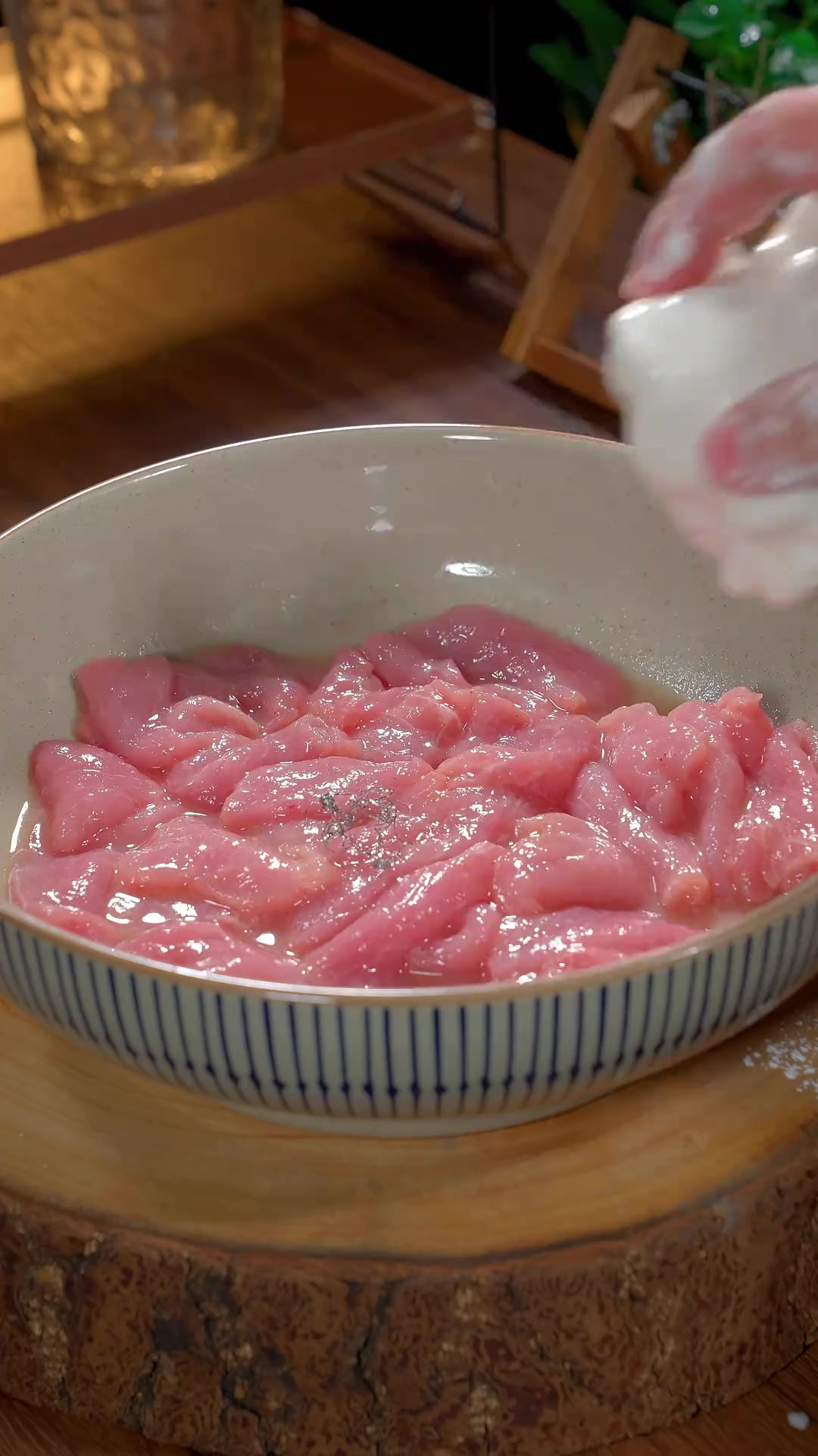 一道很接地气的东北菜，锅包肉，口感甜酸酥脆，非常适合在年夜饭