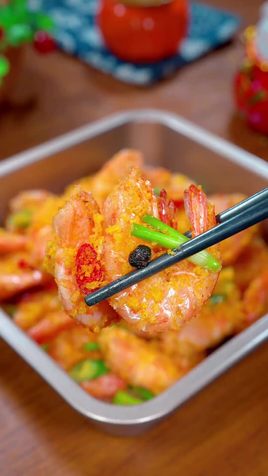 避风塘炒虾是我们饭店桌桌必点的特色菜，今天详细分享给大家，椒