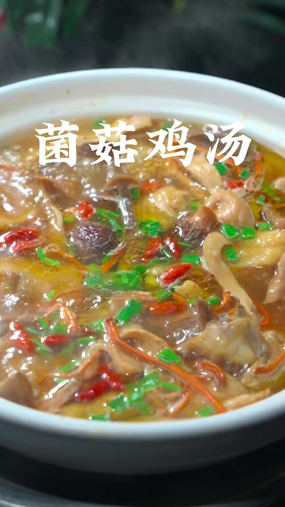 炖老母鸡汤切记不要乱放东西。只需要放三样料，炖出来的鸡汤汤鲜