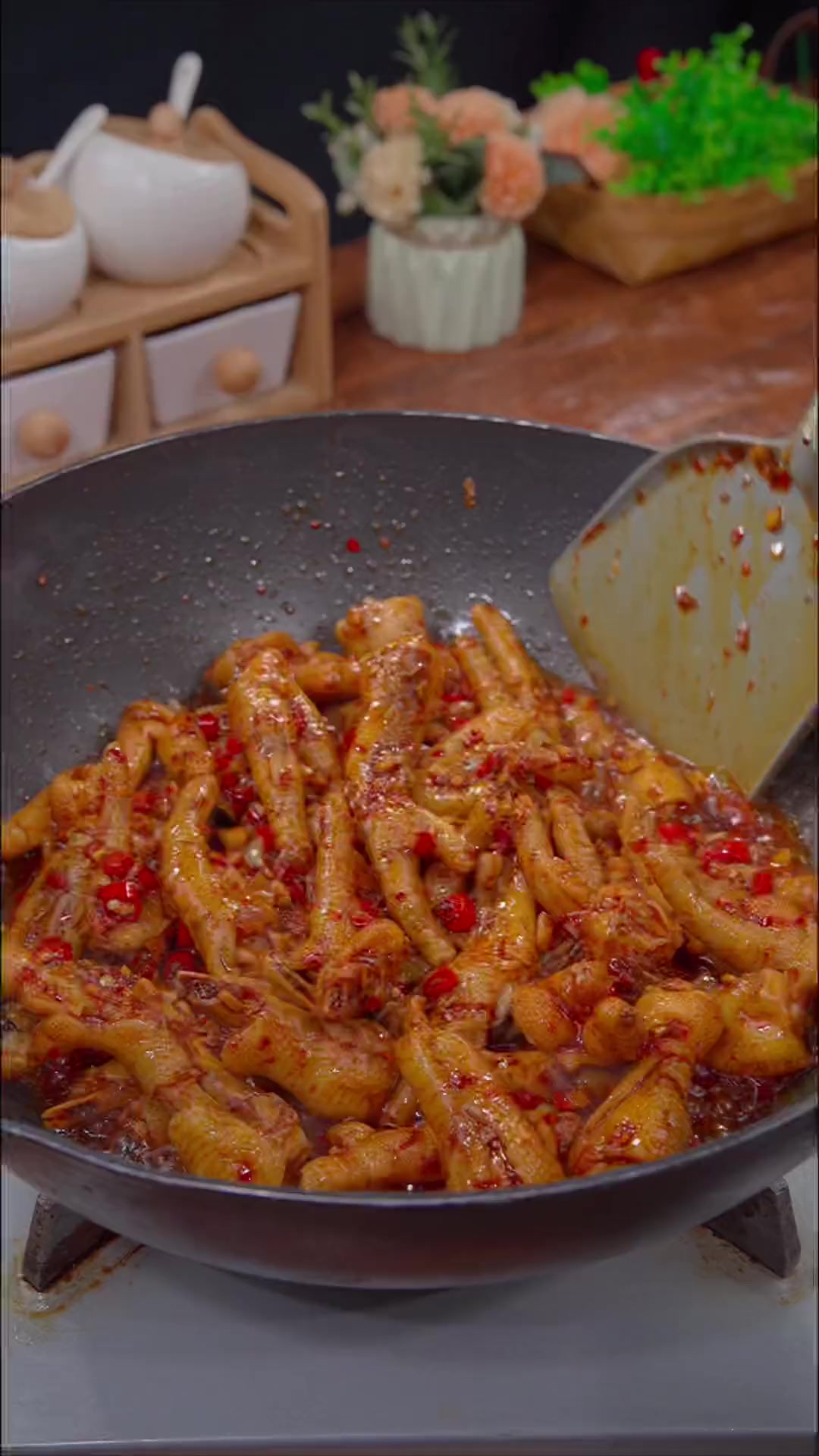 只需多加这一步,就可以做出好吃的香辣卤鸡爪,软糯脱骨又入味