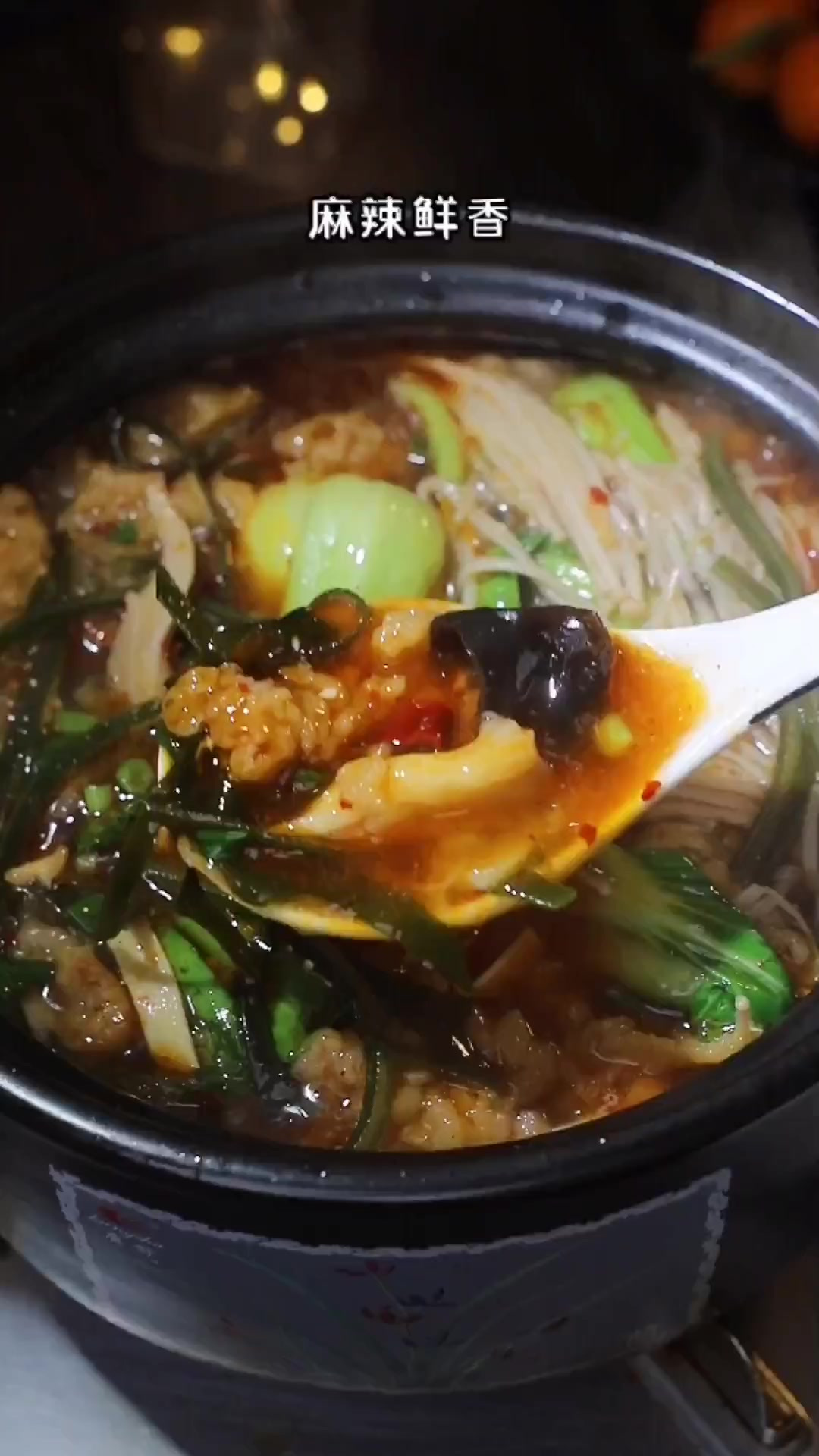 砂锅小酥肉这样做,麻辣鲜香,吃着过瘾