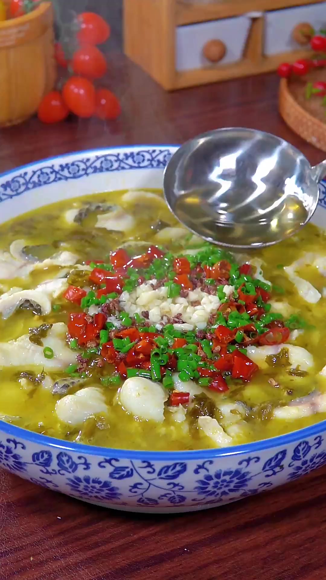 很多人都喜欢吃饭店的酸菜鱼，今天教你在家做，做法简单，酸爽过