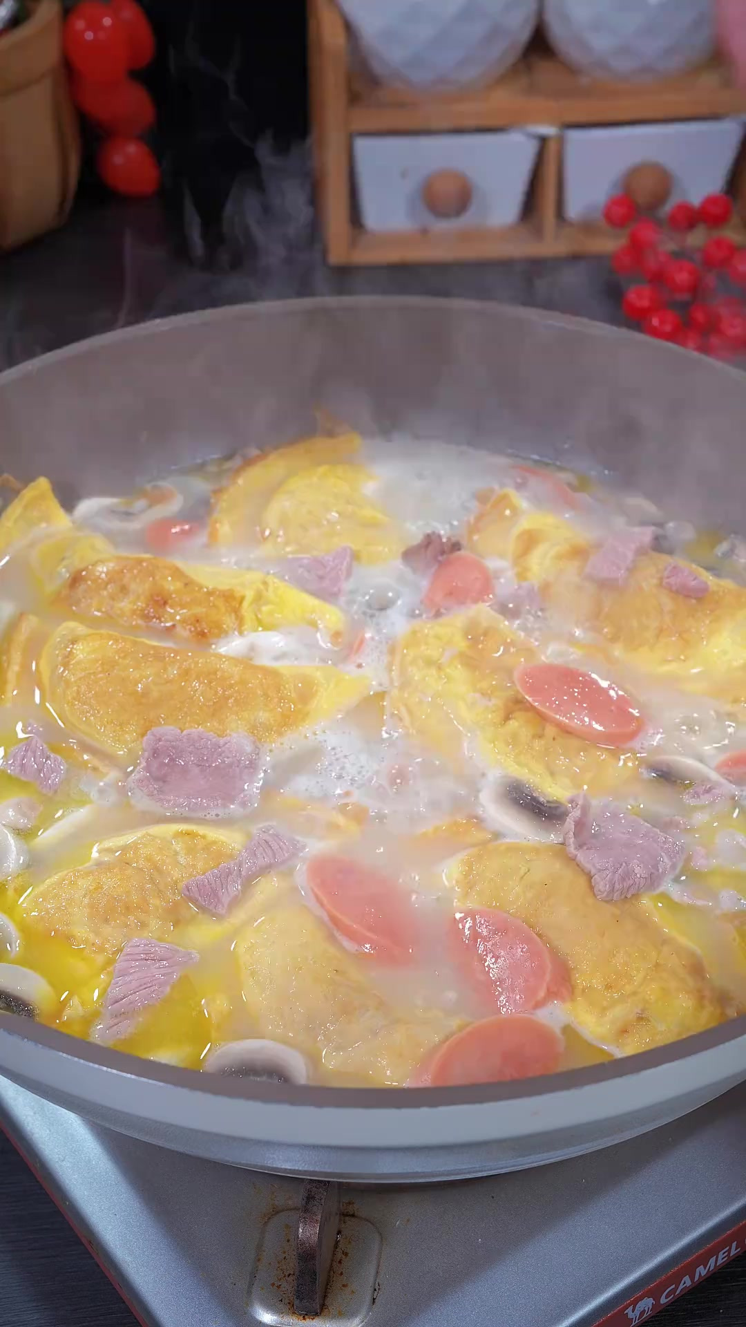 天冷啊，我们一家人就喜欢吃这个蛋饺汤，非常鲜美，蛋香四溢