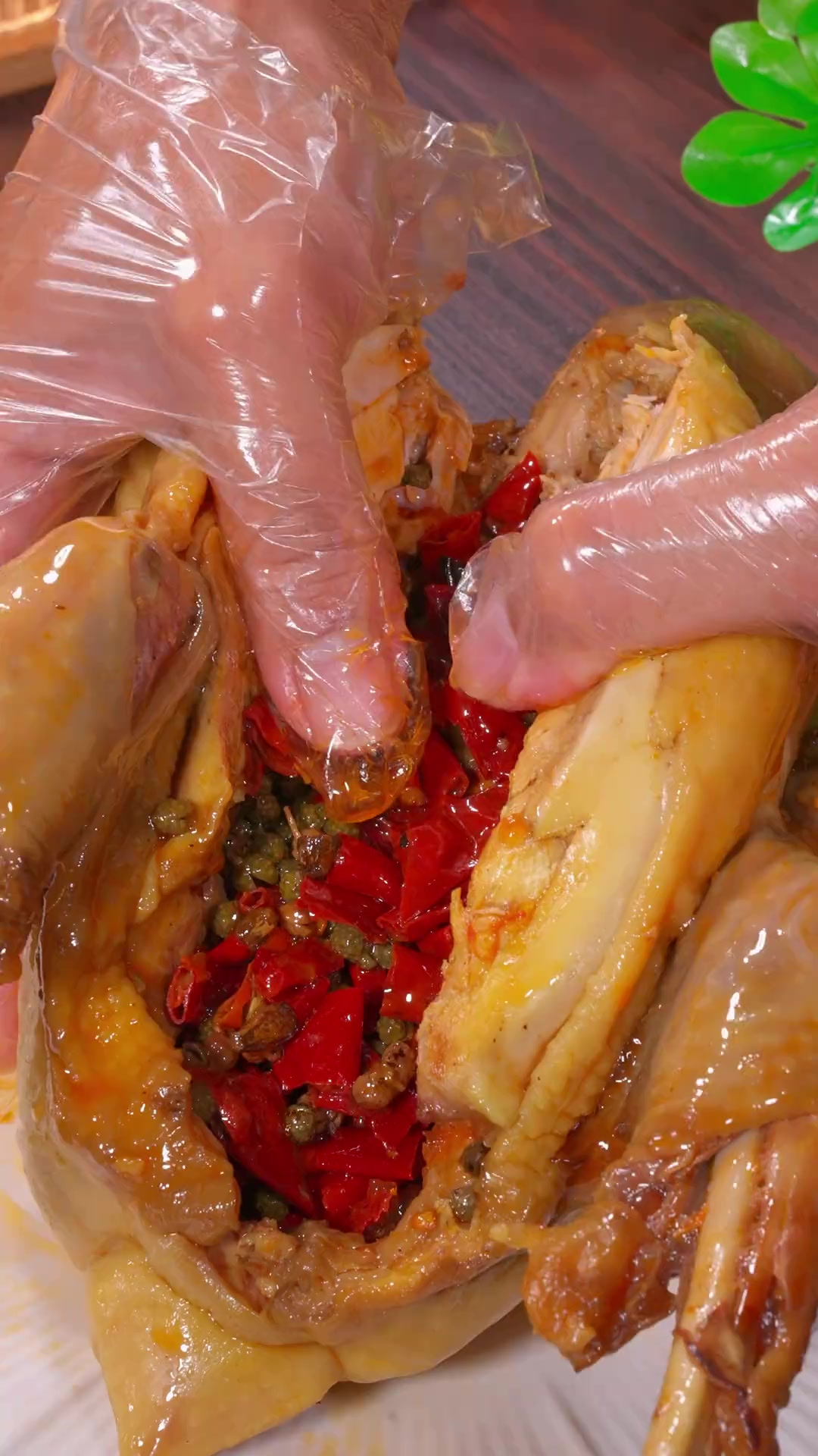 四川自贡特色美食！椒麻鸡，椒香四溢吃起来非常过瘾，而且皮脆肉