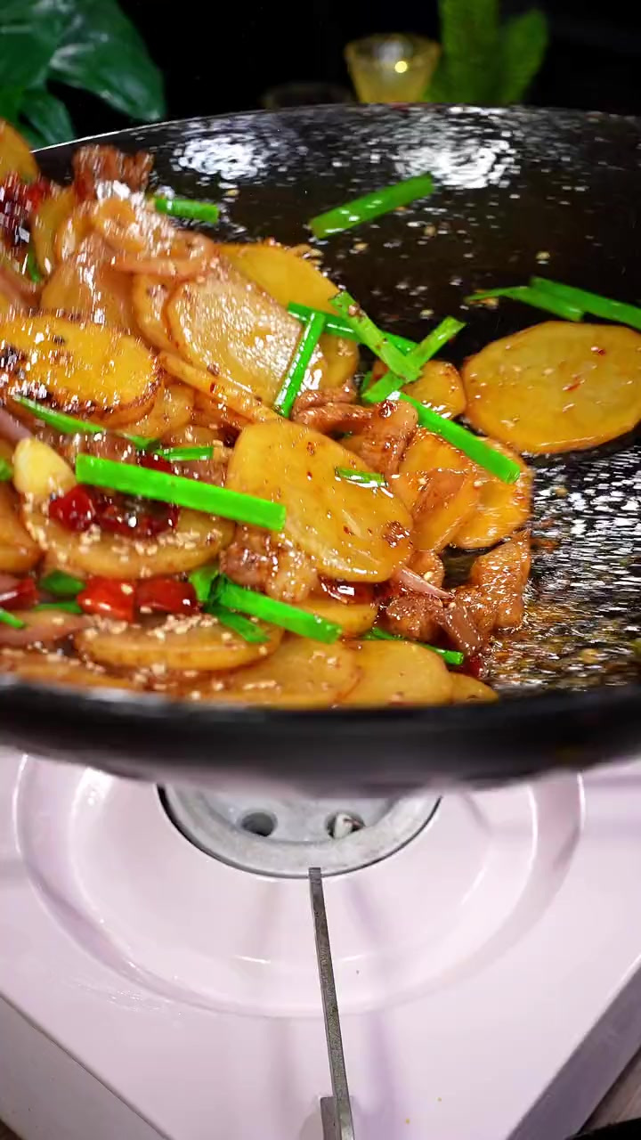 干锅土豆片这样做，香辣入味，非常下饭，做法很简单