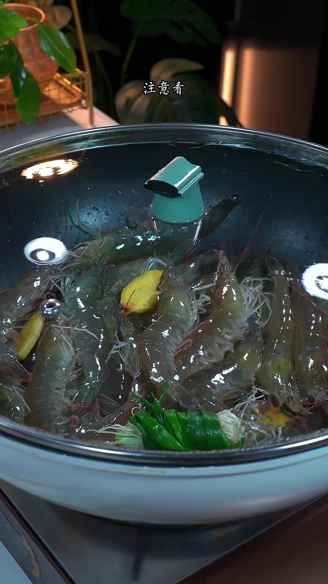 过年大虾千万不要水煮了，试试这个做法，一滴水不用加，肉质鲜嫩