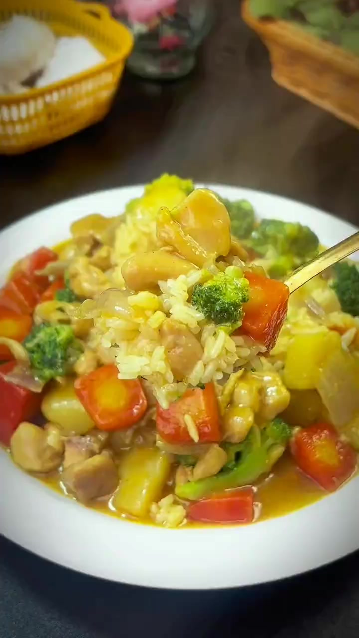 这个咖喱鸡肉饭其实做法非常简单，有菜有肉，好吃又营养，每次做