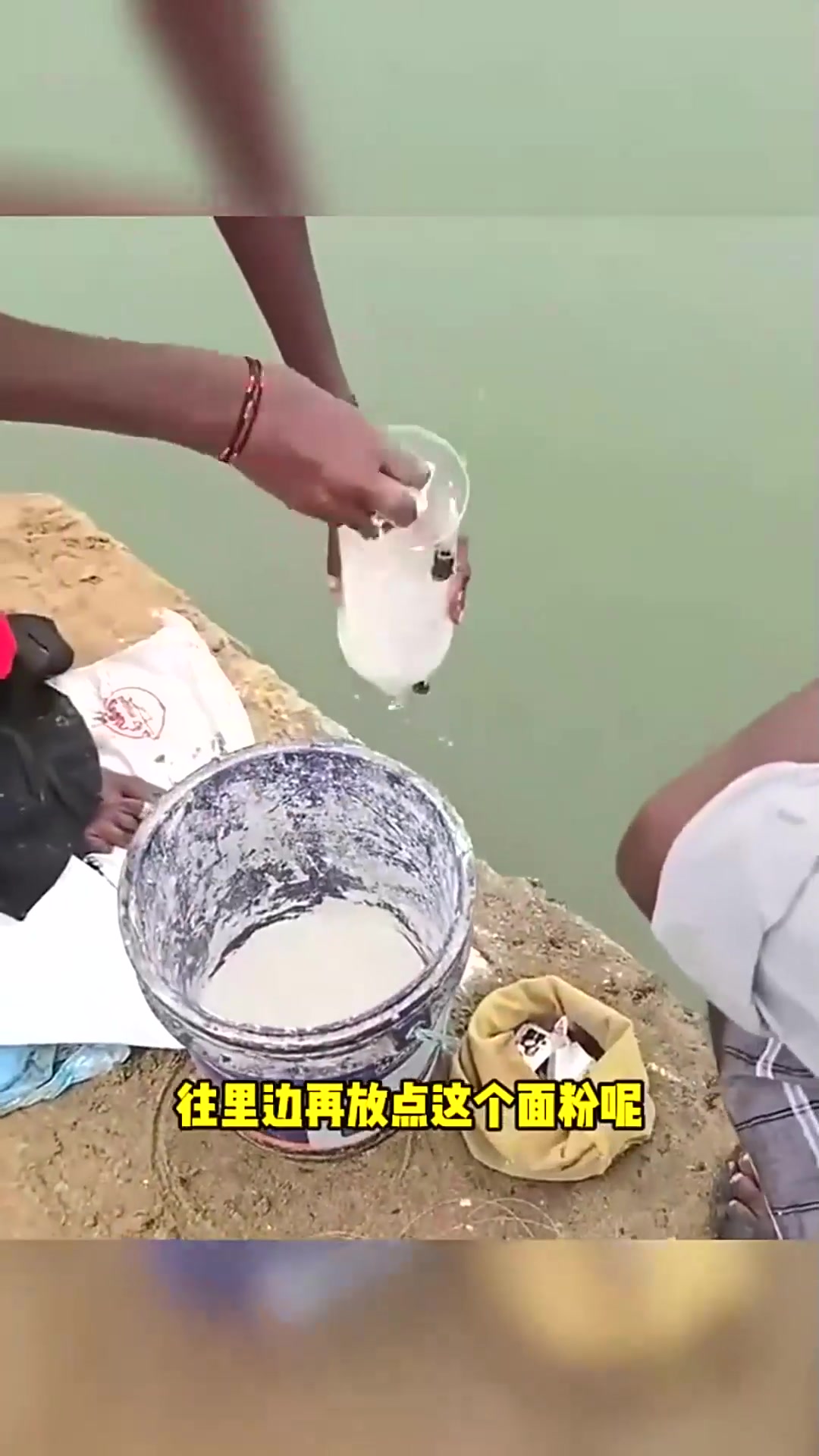  这鱼不会挂倒挡啊,这么简单的矿泉水瓶子就能抓鱼啊