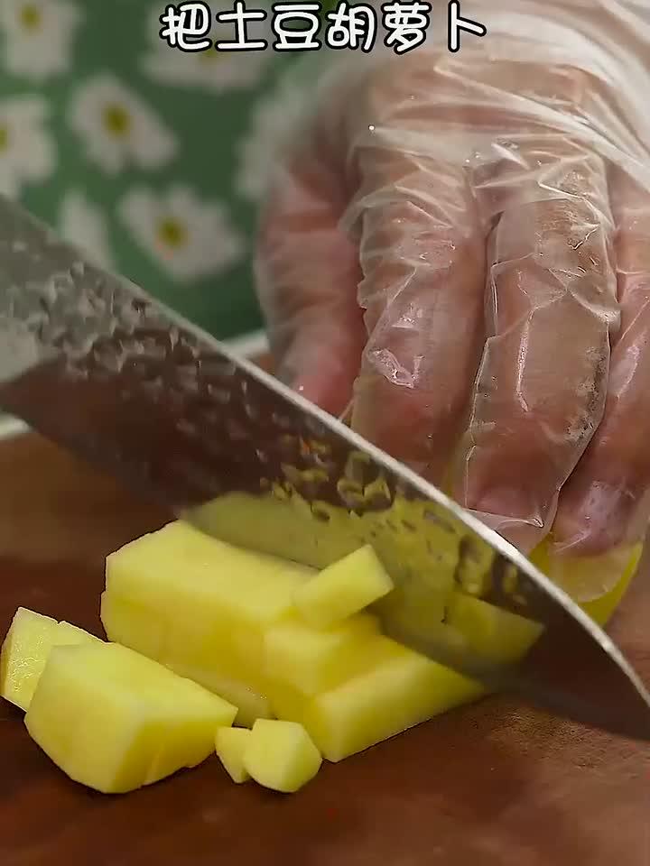 好吃到舔盘子的土豆牛肉烩饭,超美味!放在中午吃哦~