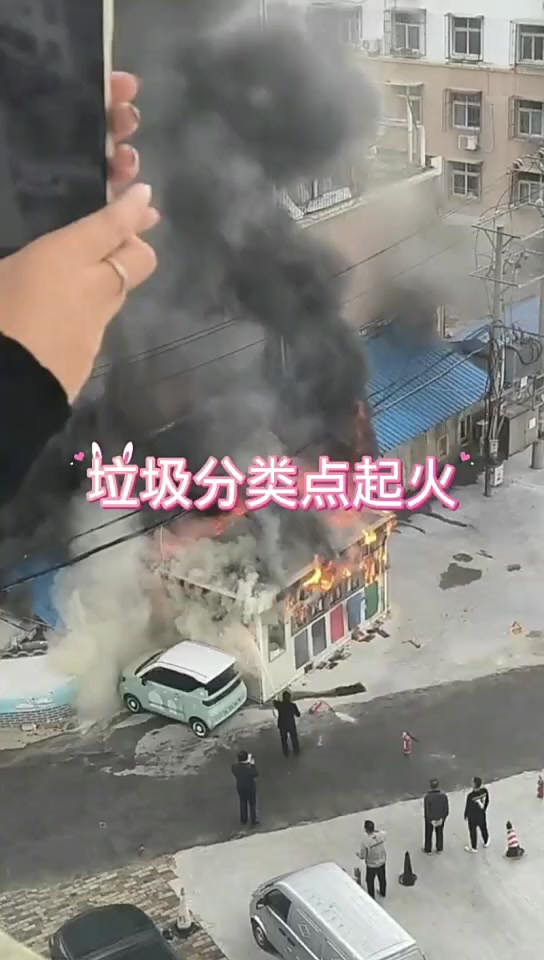 “剁椒鱼头背后的神秘事件：迷雾中的小车与煤气的惊悚真相”