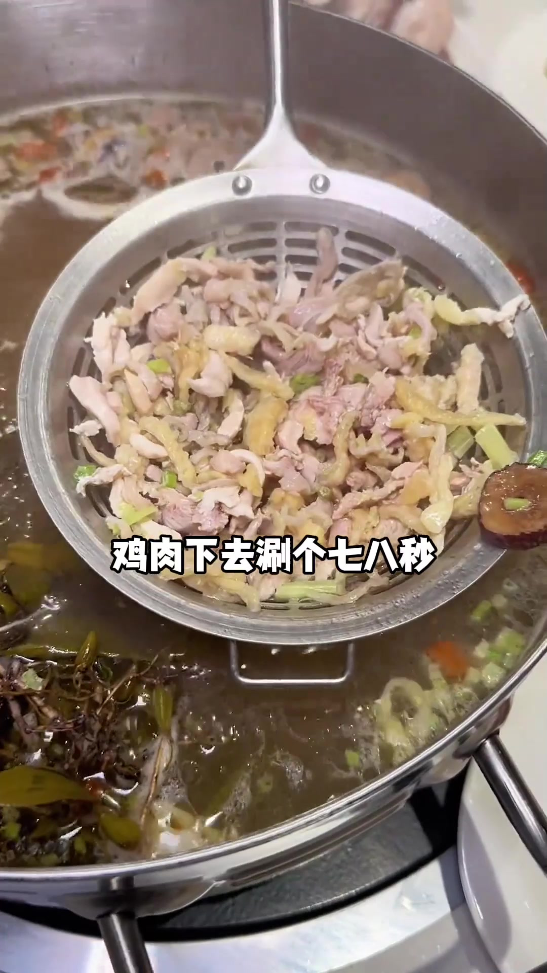 在岛内又给你们发现一家潮汕鸡煲火锅 味道不错 还有牛杂煲 很