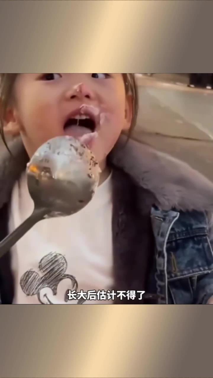 小女孩霸气吃草莓蛋糕