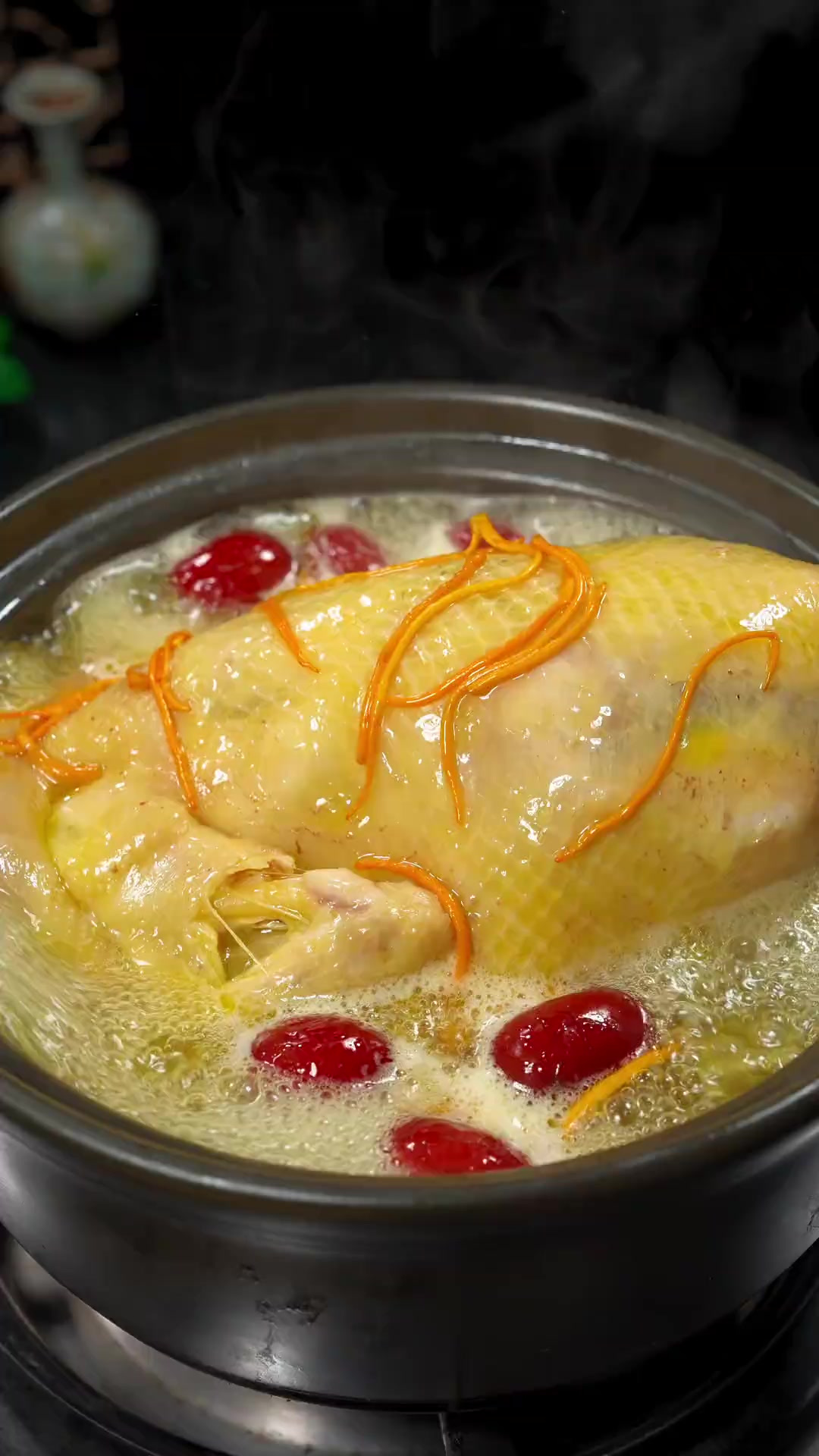 新鲜的虫草花炖鸡更佳鲜甜美味