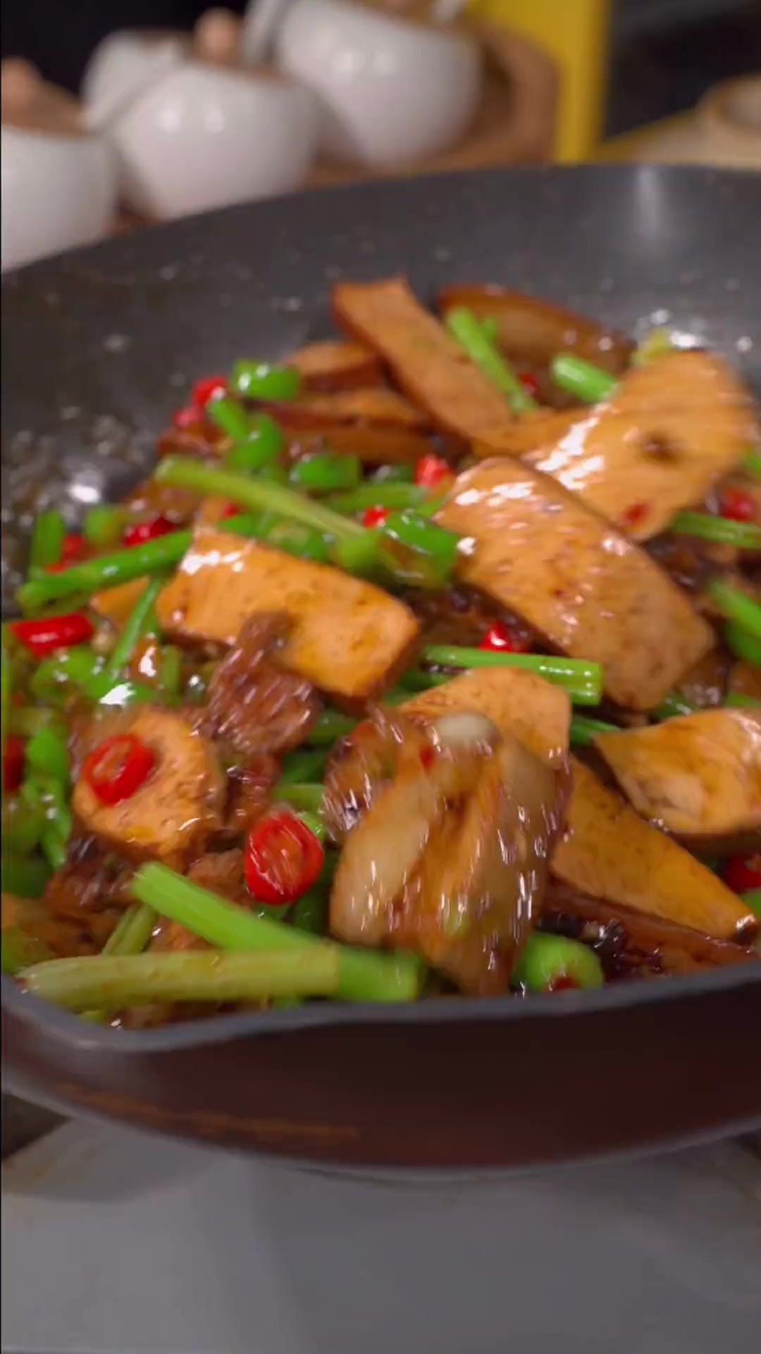 芹菜炒香干,做法简单,太香了!