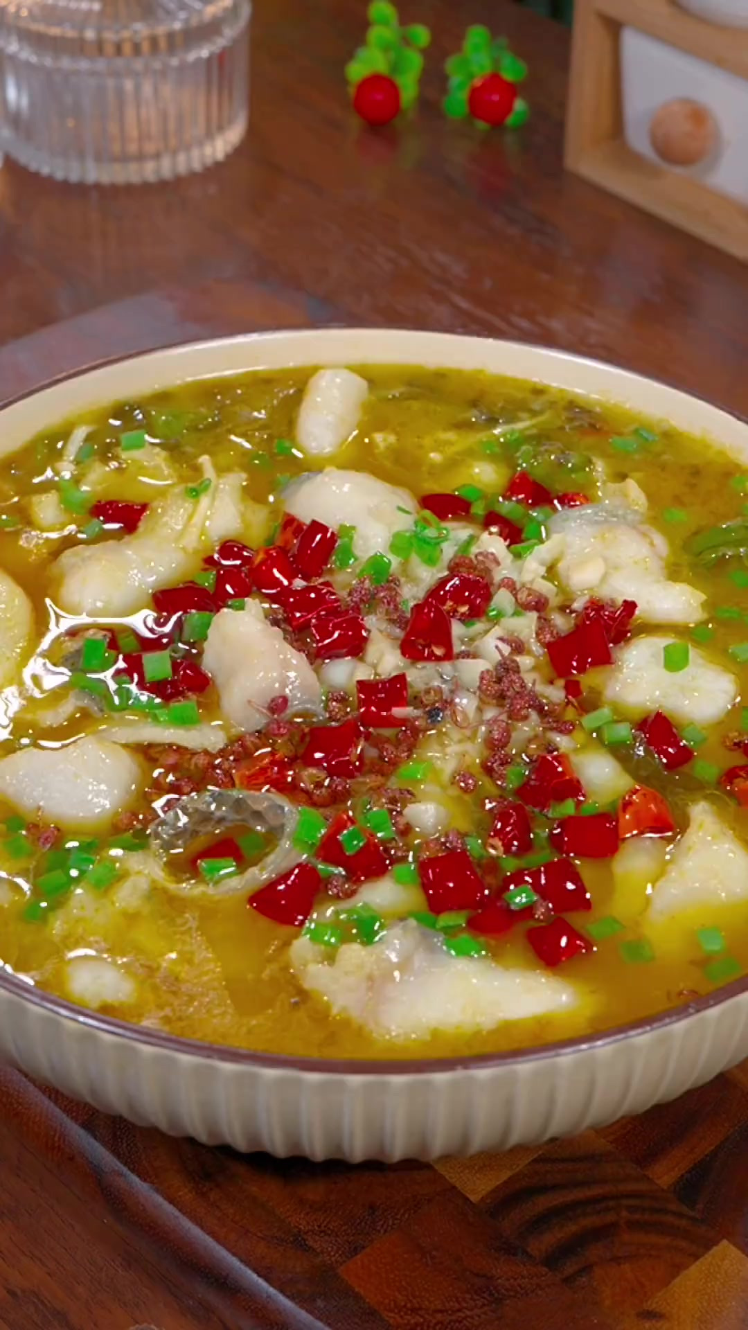 我全家都爱吃酸菜鱼，外面一份88，自己在家做成本不到15，酸