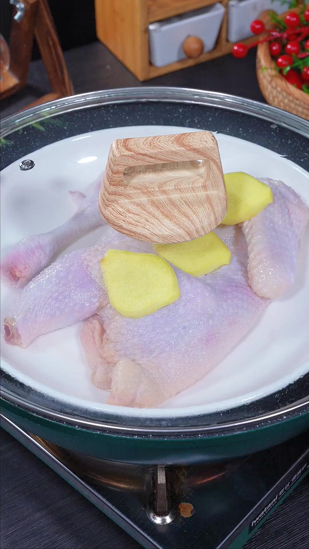 这是我家经常做的葱油鸡做法,做法特别简单,皮脆肉嫩太香太好吃