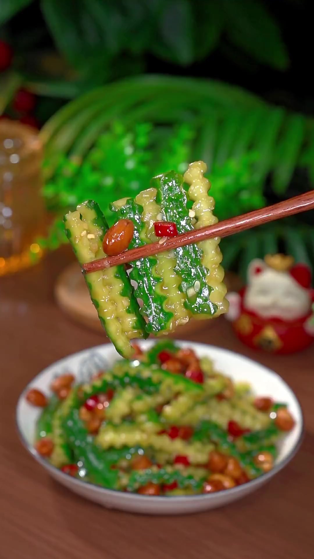 凉拌黄瓜是一道简单好吃的素菜，可是很多人在家怎么都做不好，今