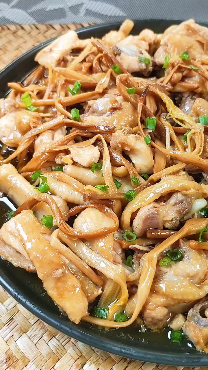 广东家常菜黄花菜蒸鸡，鲜香嫩滑，汤汁拌饭也能吃三大碗