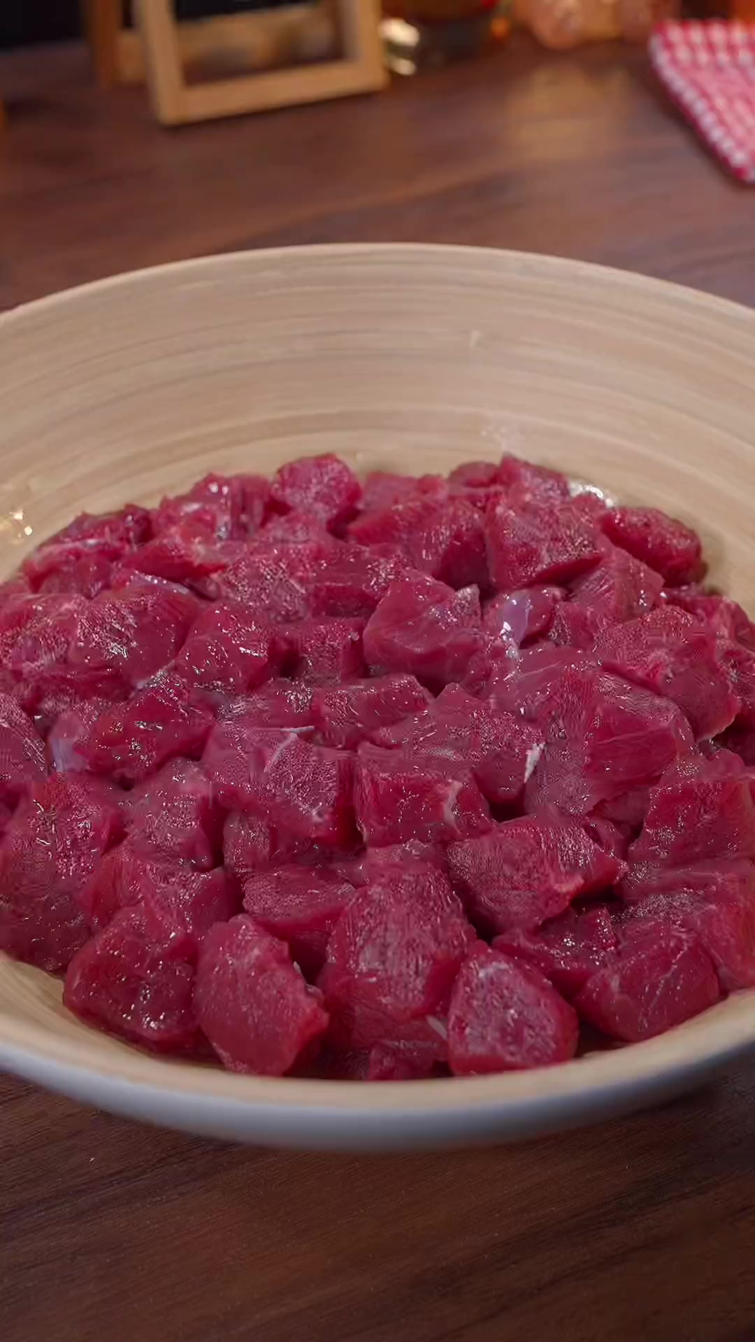 牛肉里放一个猕猴桃，这样的做的牛肉串真的是外焦里嫩，太香啦