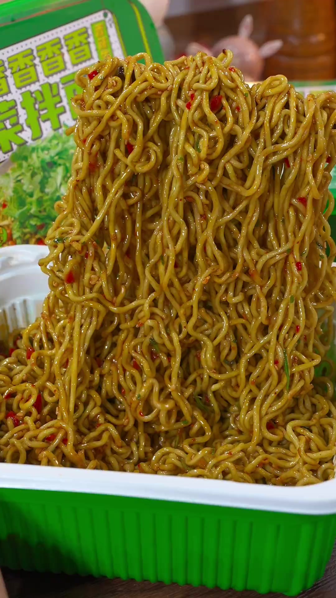 白象不愧是国货之光，新出的香辣牛肉超香香菜拌面真的是太好吃了