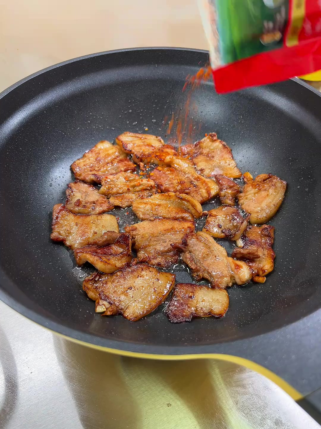 在家做烤肉 烤五花肉真的超好吃啊，比外面卖的都好吃