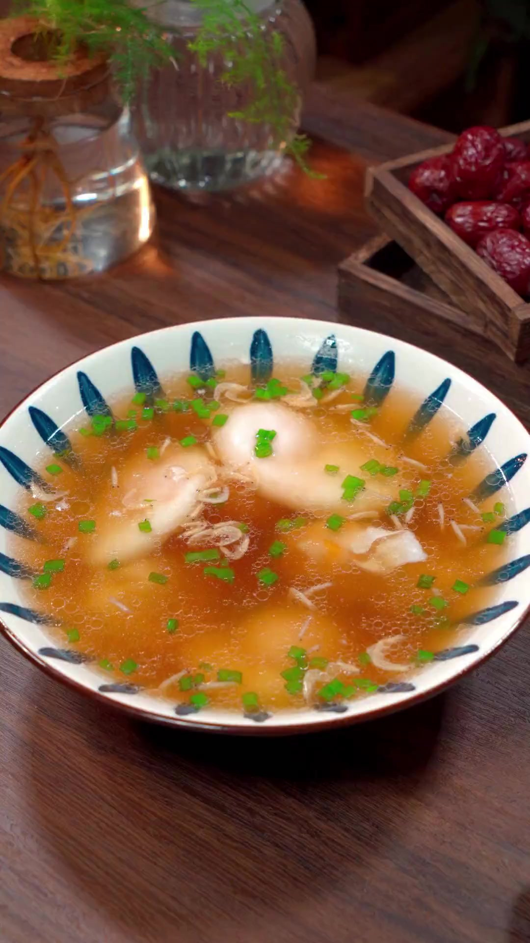 没想到往开水里倒入几个鸡蛋，就能做出孩子早上的营养早餐