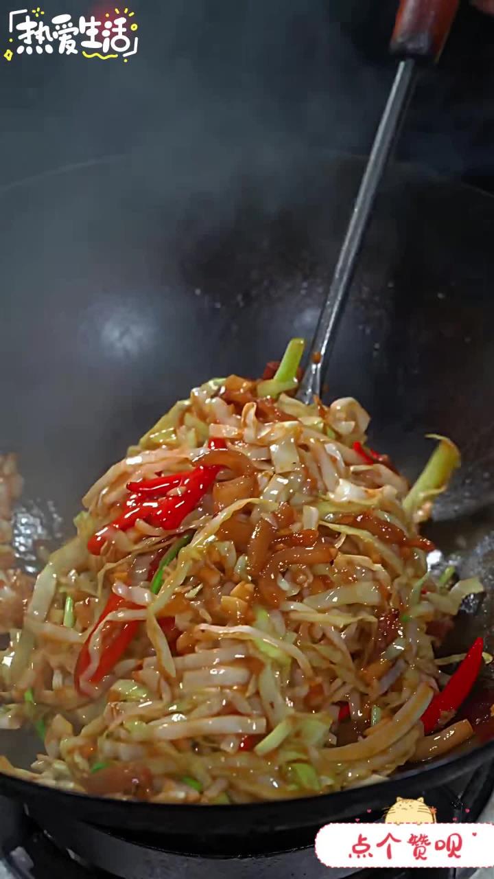 包菜丝炒肉 包菜丝这样炒真的特别好吃，没吃过的赶紧试试