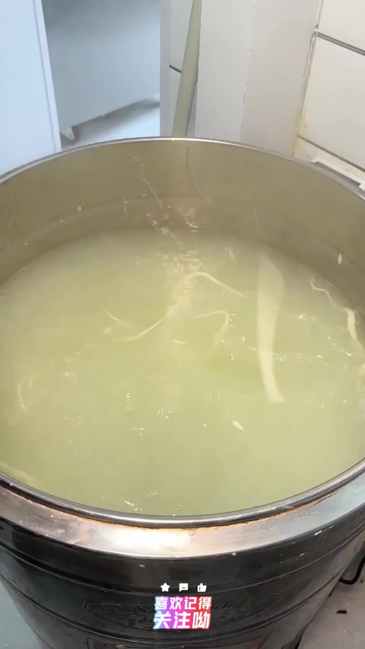 用过油肉来炒剔尖面,这种双倍快乐大概只有山西人才能懂吧?