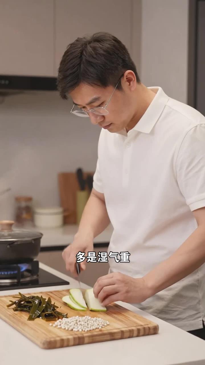 冬瓜海带薏米汤煮软加紫菜,祛湿吃它,上班族能祛湿又清爽吗?