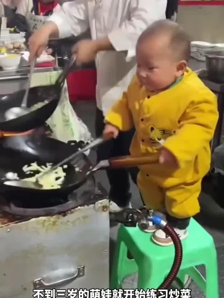 萌宝掌勺有模有样，小厨师翻锅颠勺架势足