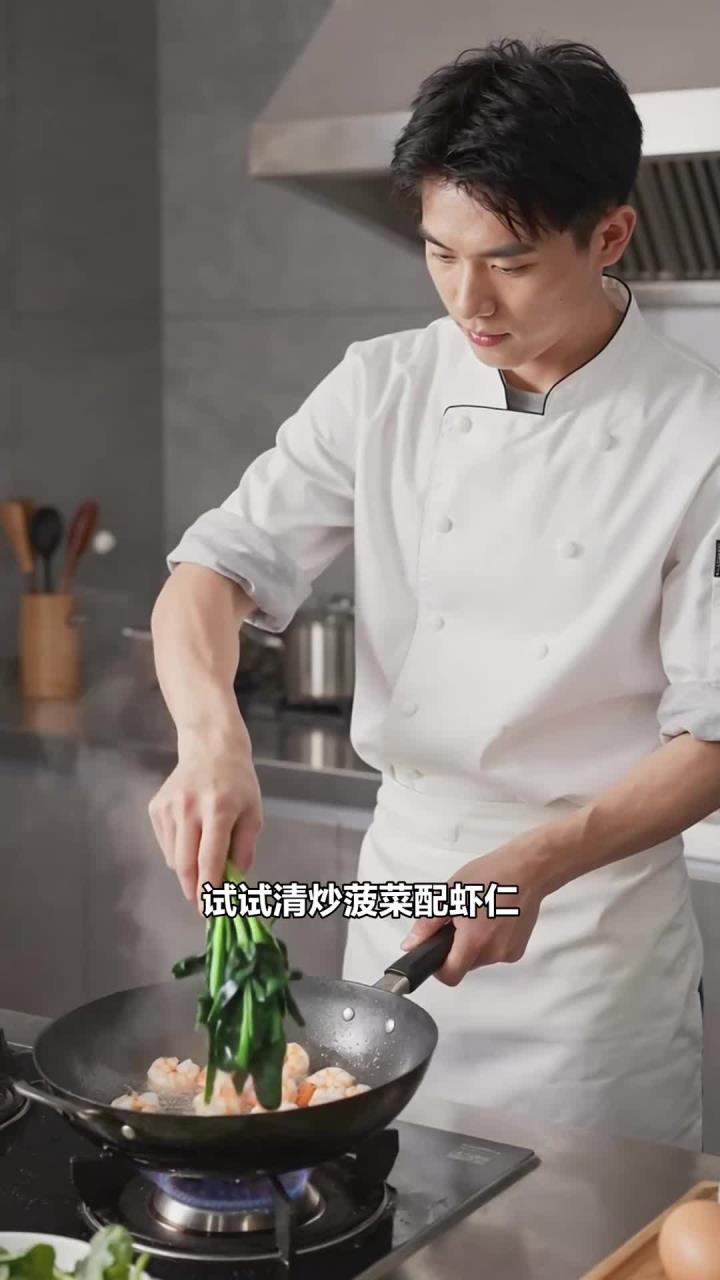 清炒菠菜配虾仁,午餐吃它,学生党能吃到鲜嫩的蔬菜吗?