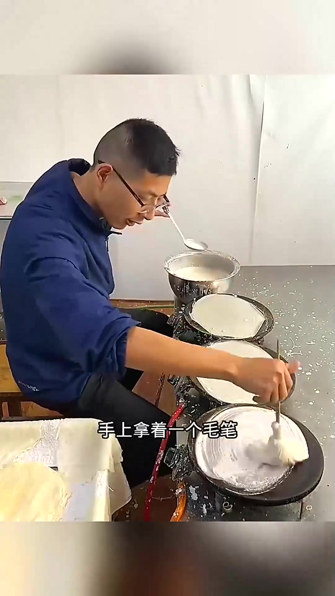 用毛笔摊煎饼,原来这样摊的!