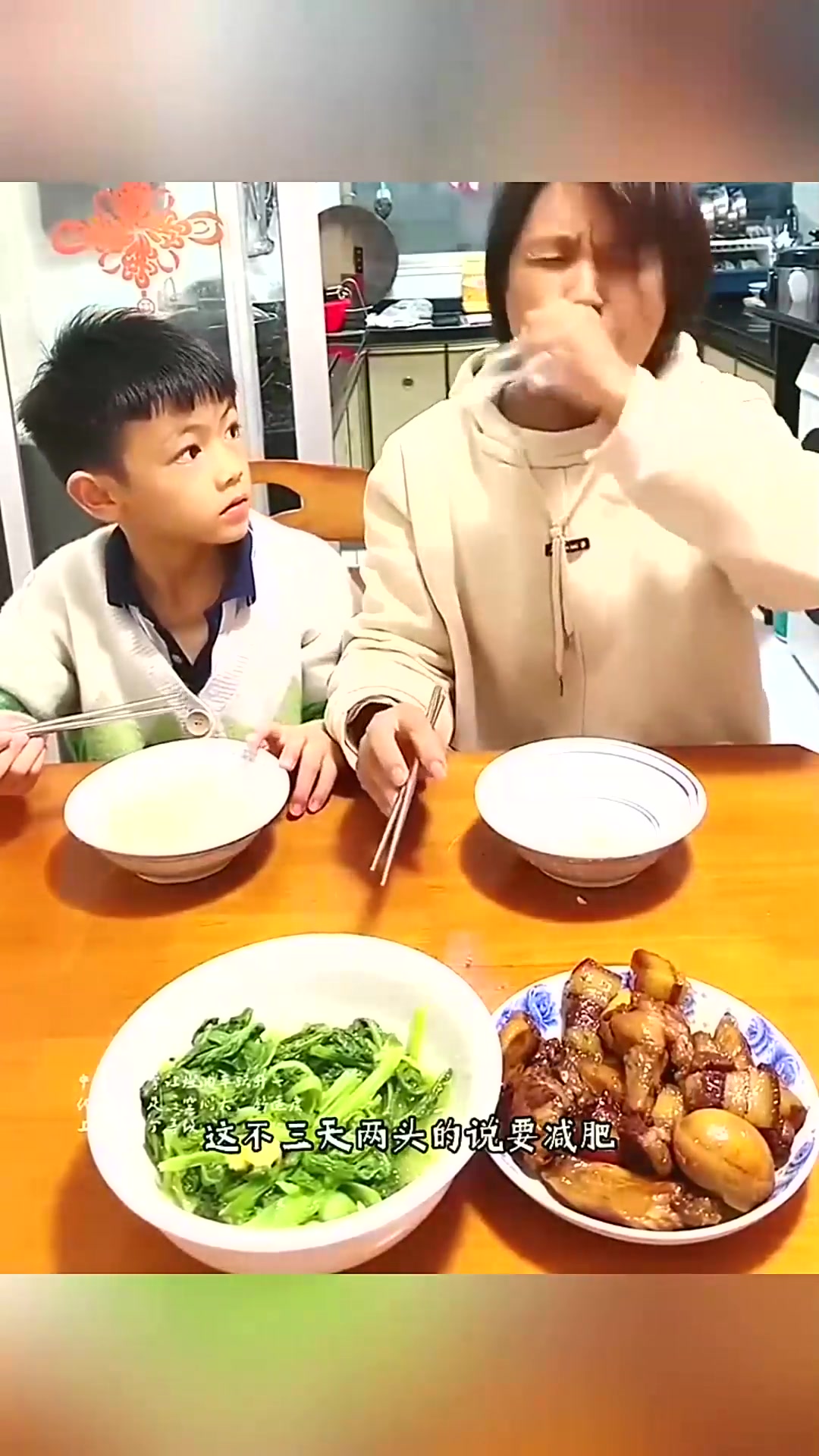  塑料袋包鸡蛋，这是什么吃法！