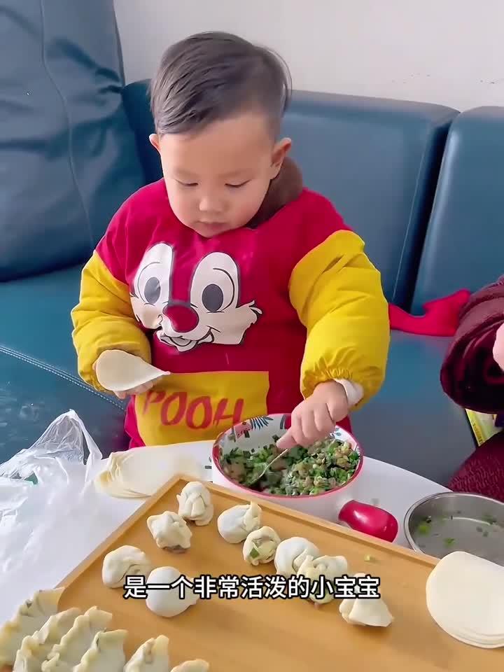 宝宝包饺子,包的太独特了