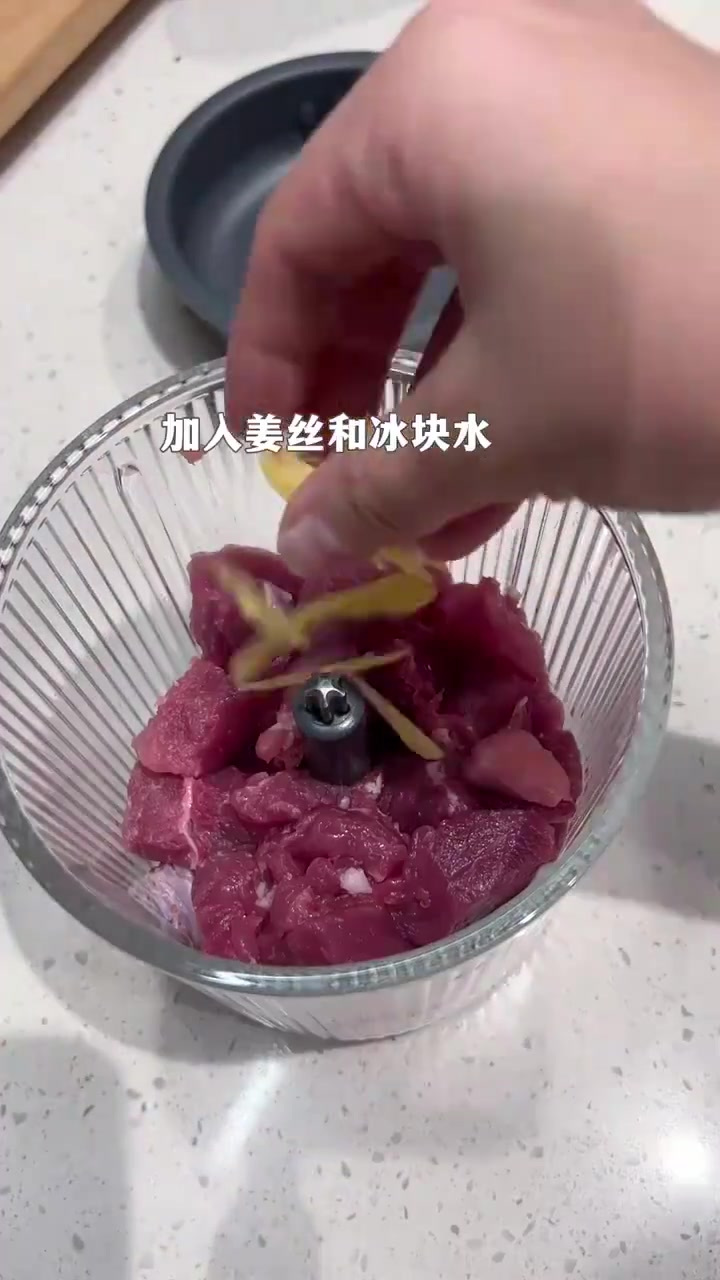 幼儿园小朋友早餐福鼎肉片汤。软嫩鲜香