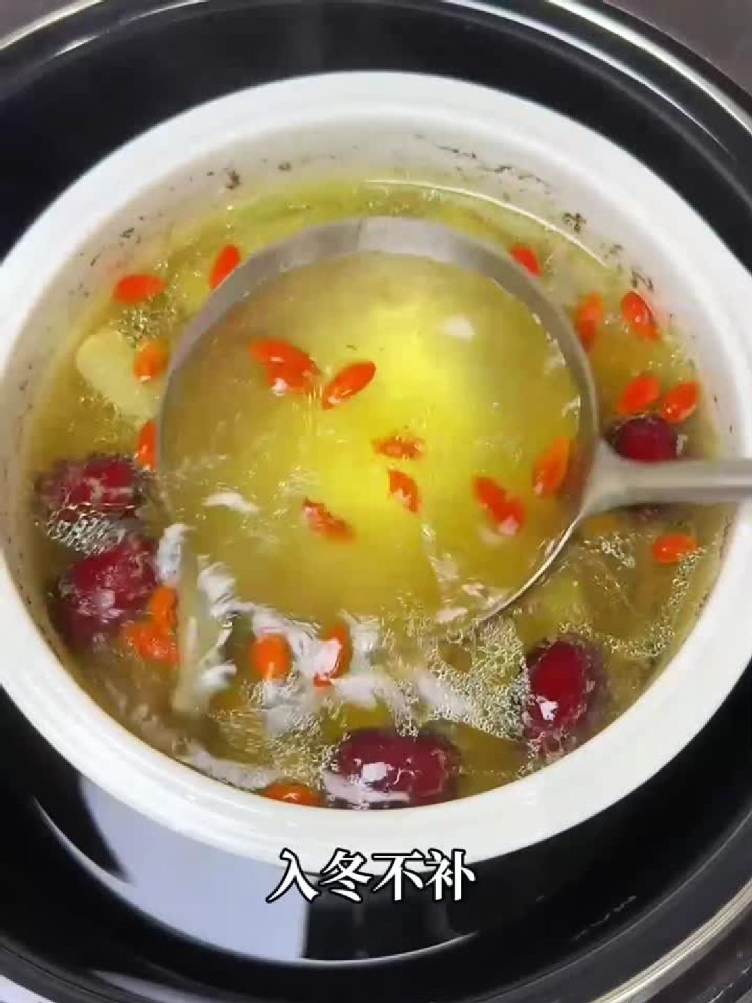 暖冬养生必备:天麻鸽子汤,鲜香滋补零腥味,四邻闻香而来!
