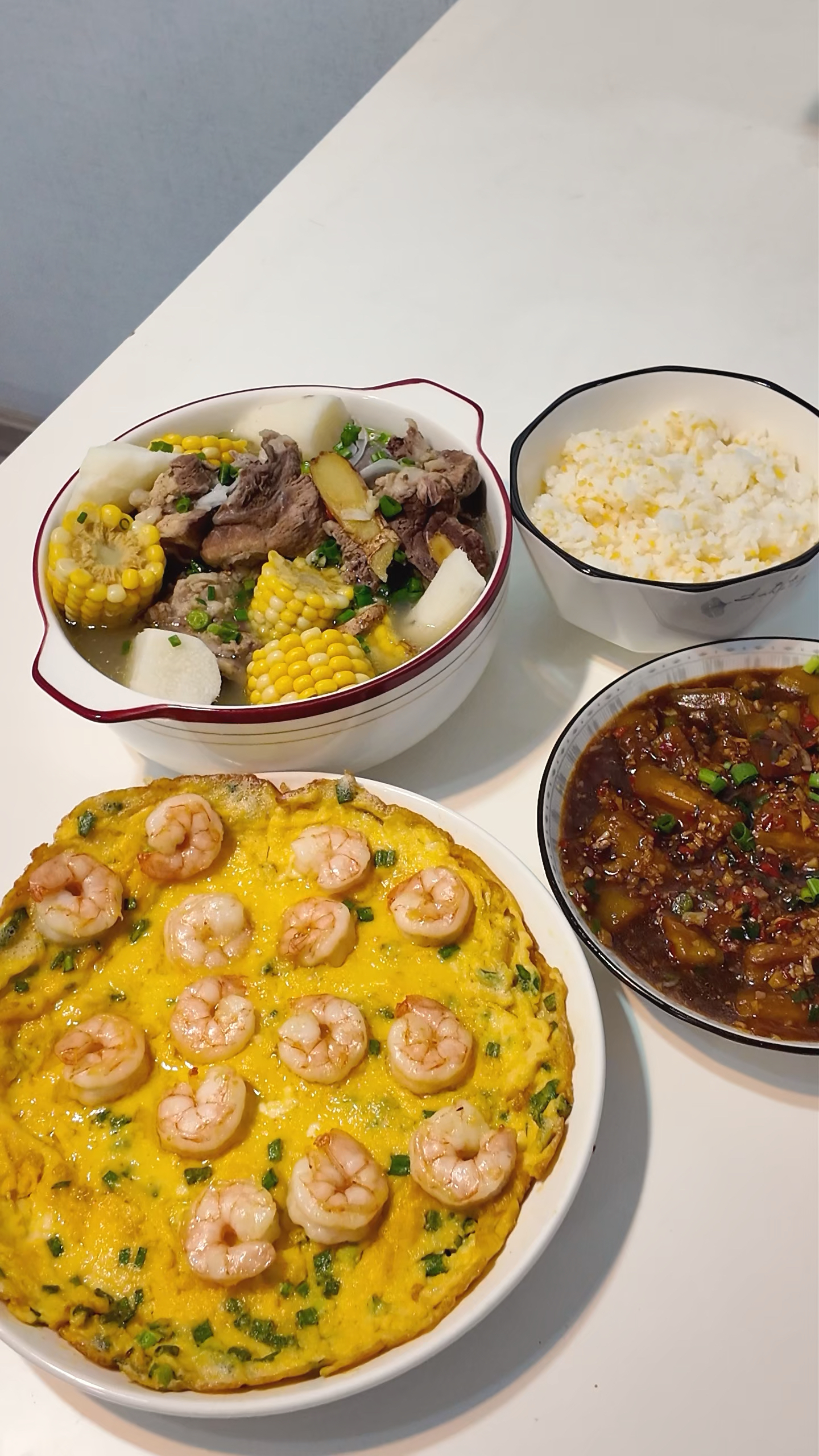 当你有个超会做饭的男朋友。今天的晚餐是：蛋包虾仁、鱼香茄子、山药玉米筒骨汤