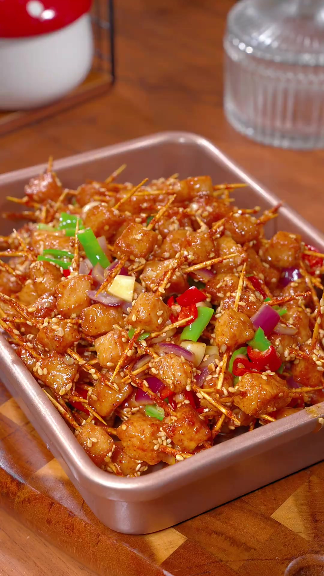 大家注意看，把我们平时用的牙签串上肉肉，出锅就是一道好吃的美