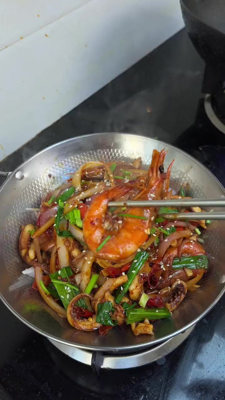 我做的干锅鱿鱼虾尊的很好吃!喜欢吃干锅的一定要试试