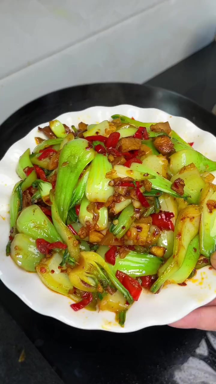 买了两块钱上海青,来做个江西人最爱的上海青杆子炒肉吧!香辣下