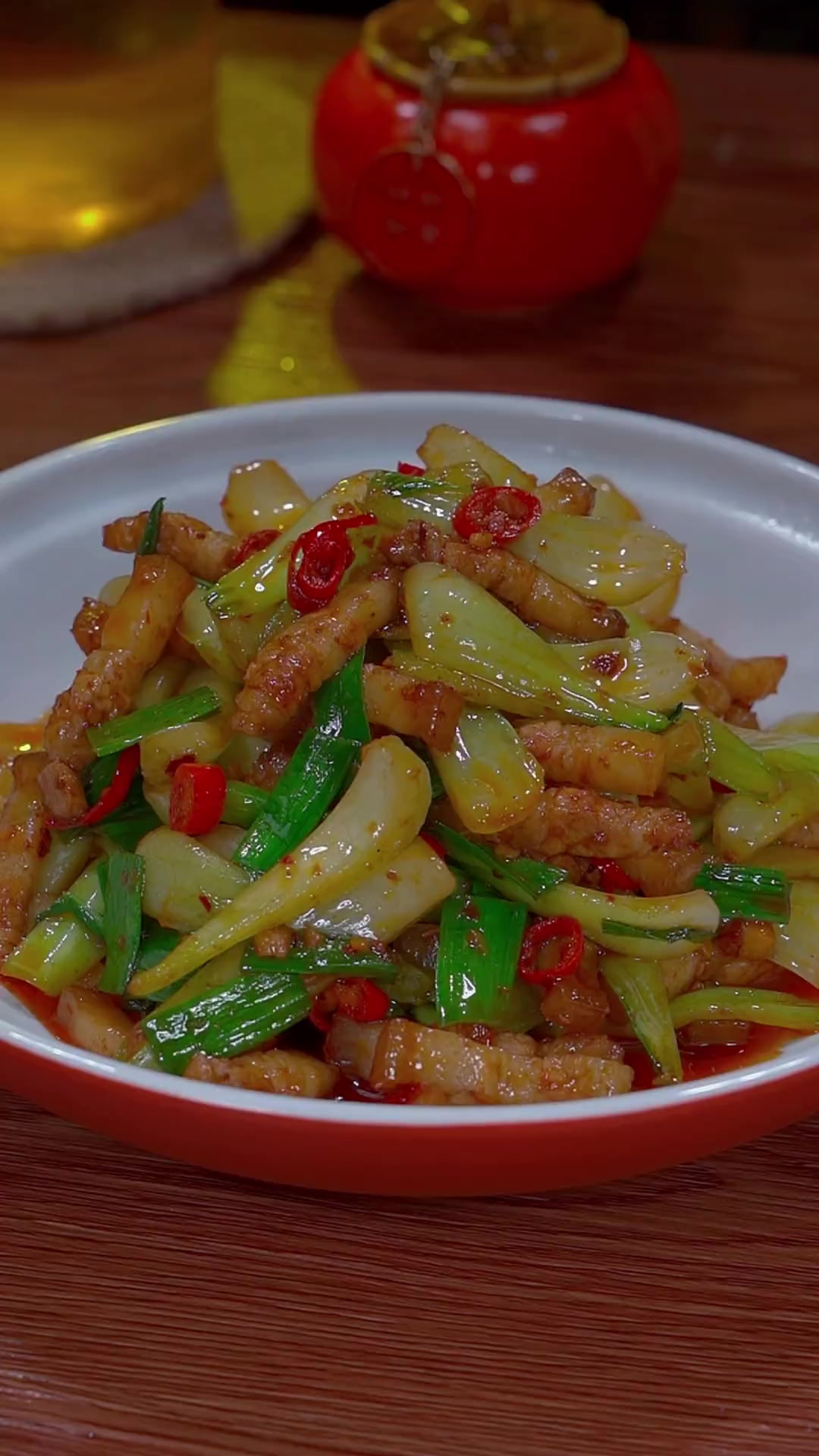 青菜不要炒香菇了，像我这样炒肉片，香辣下饭，做法简单，越吃越