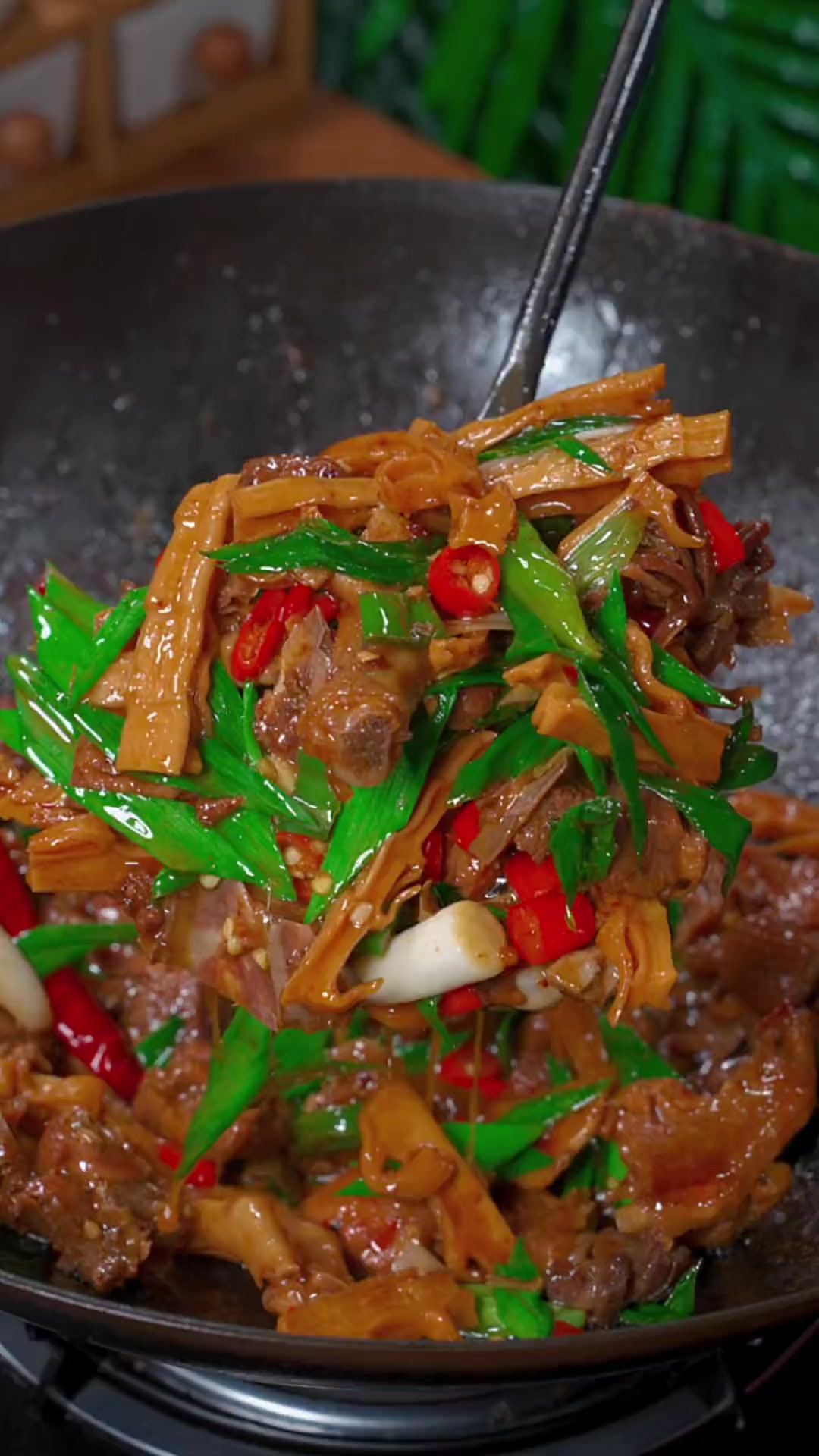 很好吃的一道下饭菜笋干焖鸭,又香又辣,百吃不厌