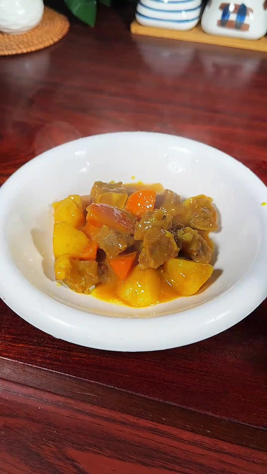 这样做的咖喱牛肉，汤汁浓郁，软烂入味，拌上大米饭太好吃了