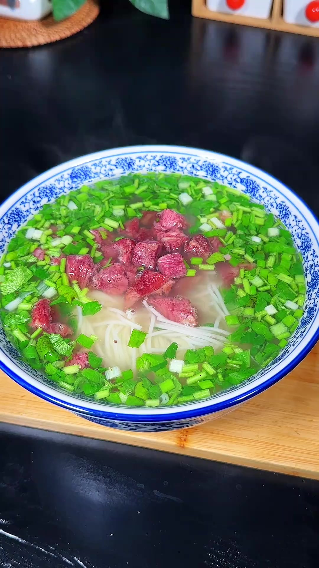 想吃兰州牛肉面，我们自己在家做，做法简单，味道一点不输外面买