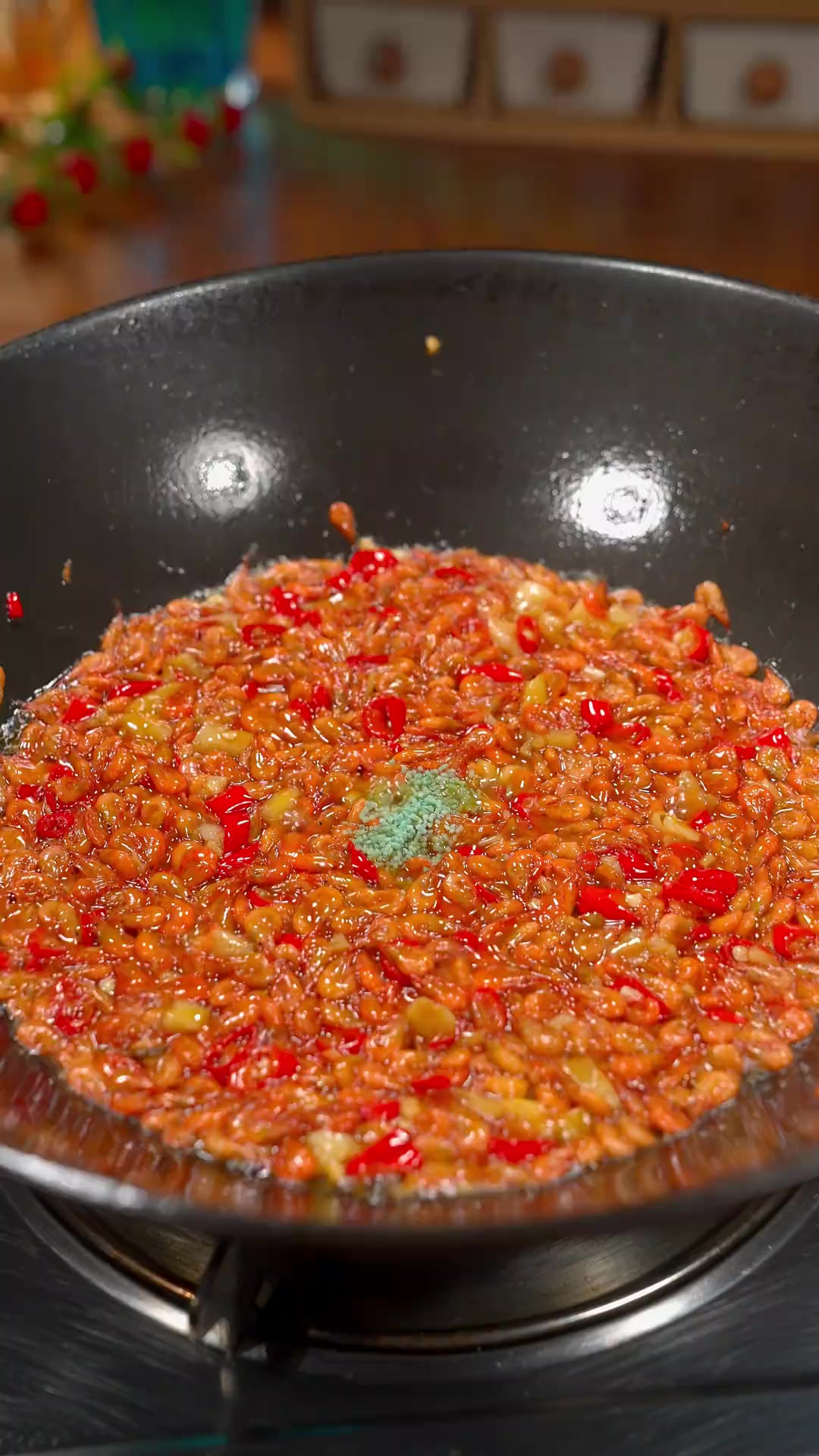 小炒河虾 营养美味的小河虾,用紫苏韭菜一炒,拌饭吃绝了