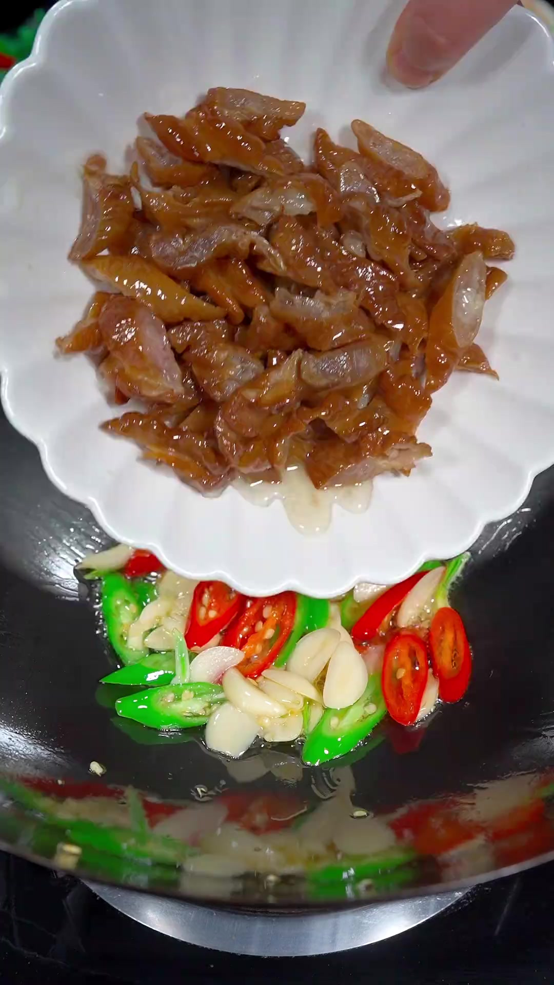 烟熏腊肥肠吃过吗?炒出来真的太香了 三碗米饭都不够