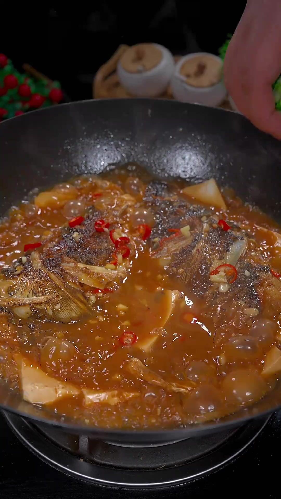 红烧鱼头炖豆腐，汤汁泡饭又能多吃两碗大米饭
