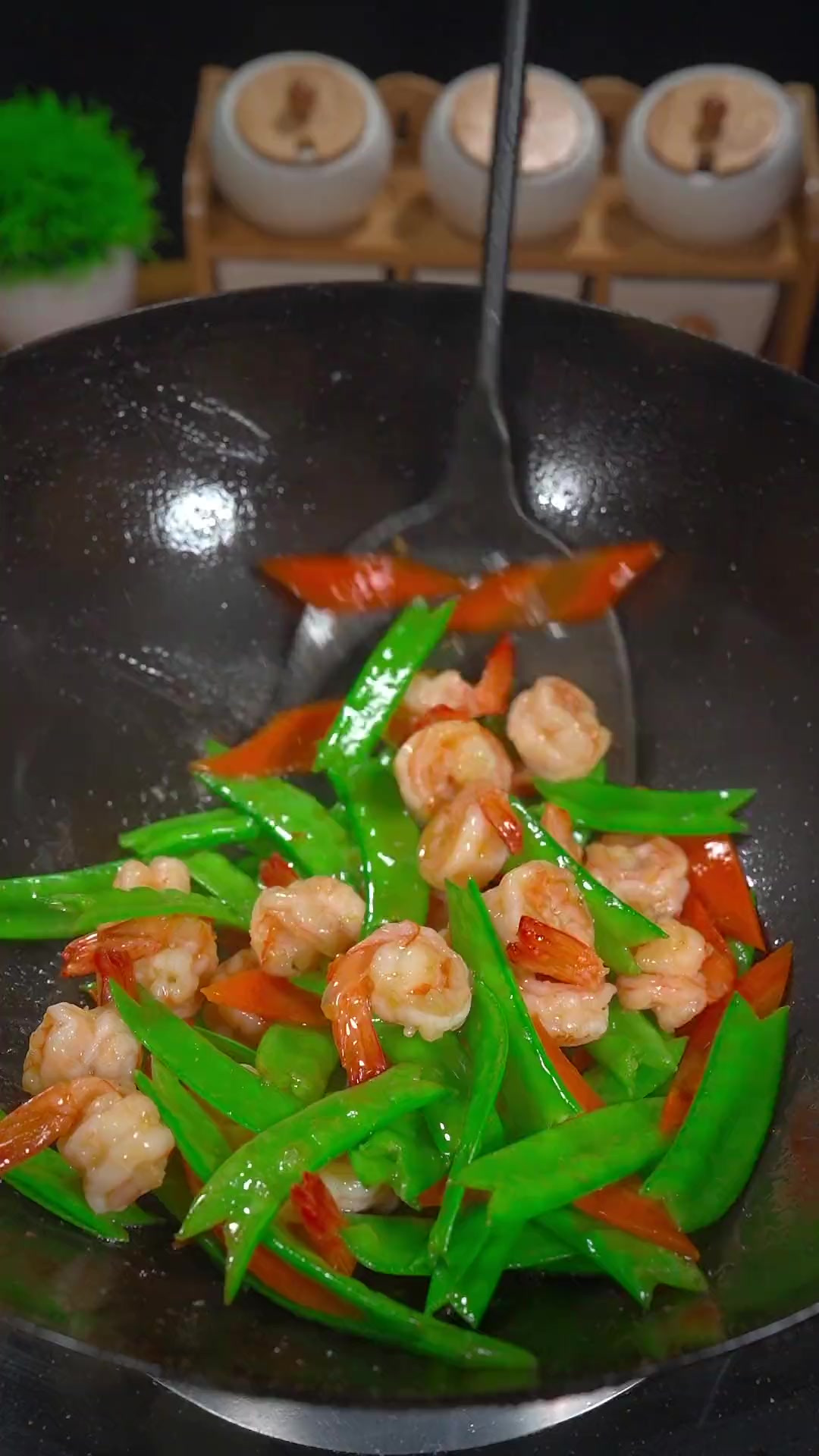 过年的餐桌上 来上一道豌豆炒虾仁 清爽又解腻