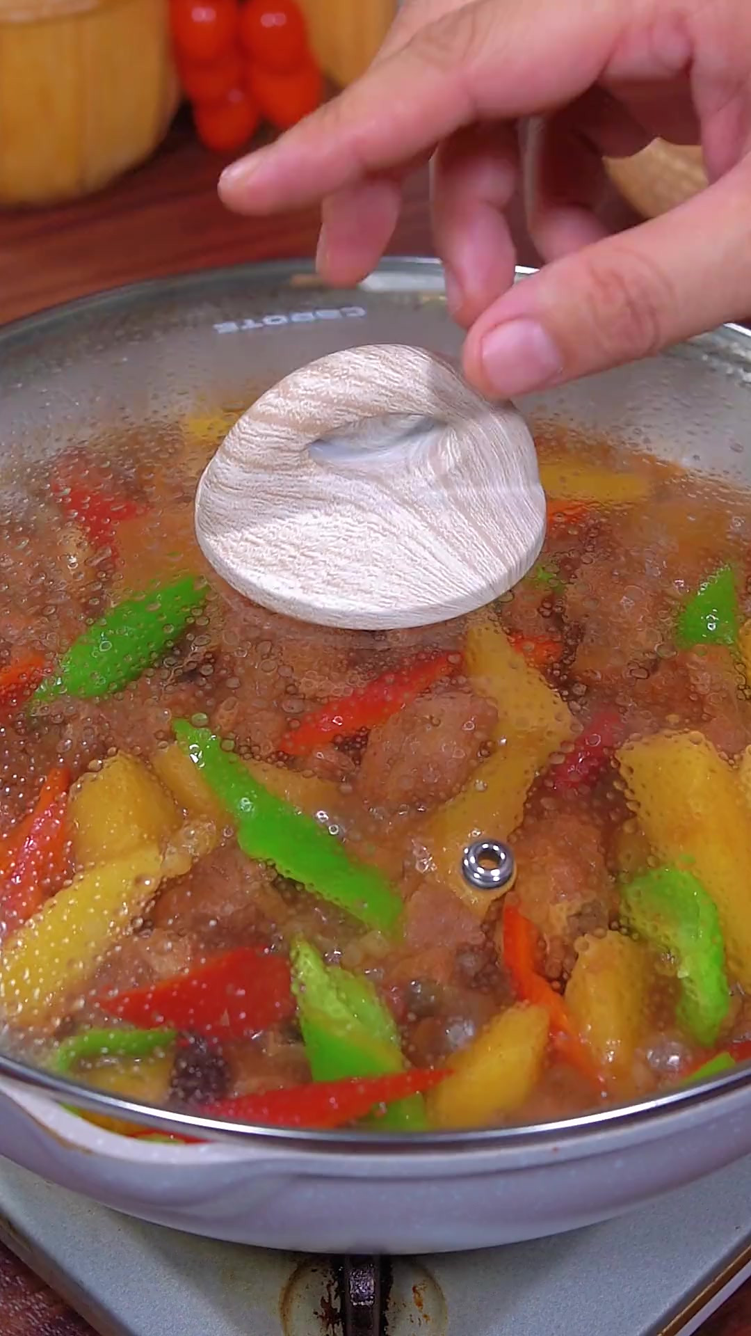 很多人喜欢吃土豆烧排骨，但直接下锅煮就是大错，今天告诉你一个