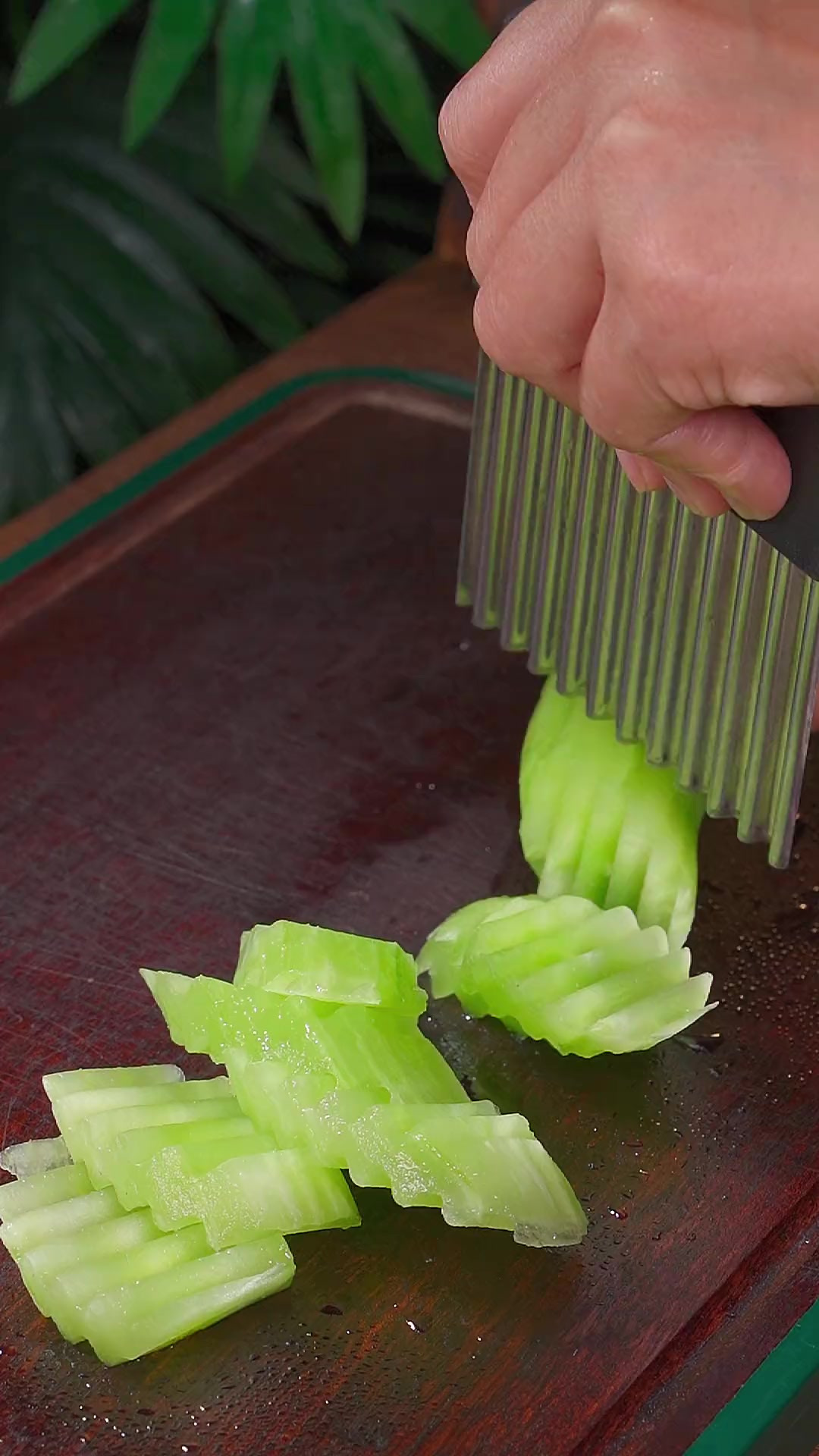 家常菜清炒莴笋做法 脆嫩可口 好看又好吃